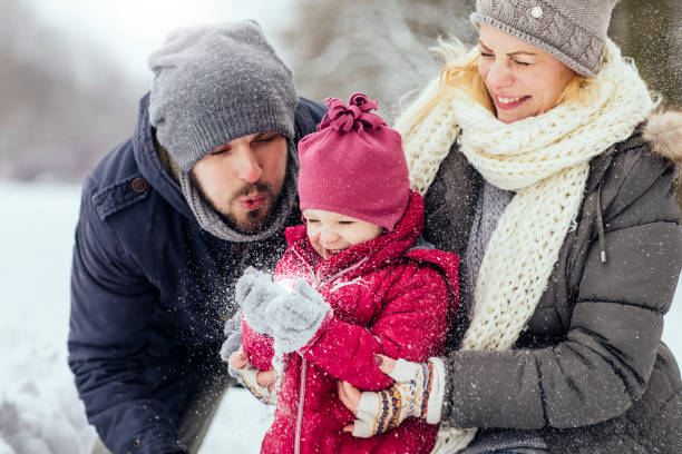 zimowa magia - family winter walking fun zdjęcia i obrazy z banku zdjęć