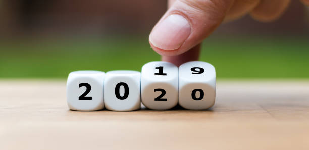 サイコロは、2020 年までに新規に変更を象徴します。 - 2019年 ストックフォトと画像