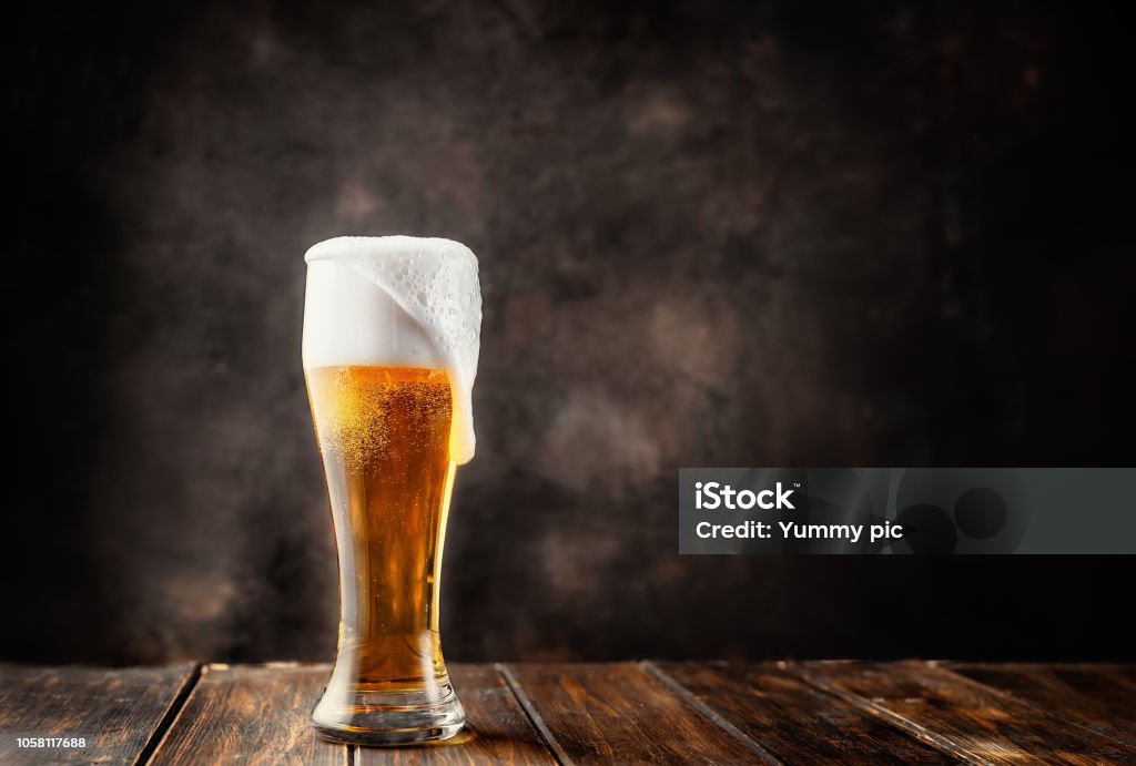 Verre de bière fraîche et froide sur fond foncé - Photo de Bière libre de droits