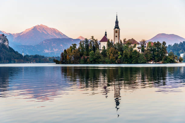 ancora lago di bled in slovenia con chiesa su un'isola al tramonto - mountain alpenglow glowing lake foto e immagini stock