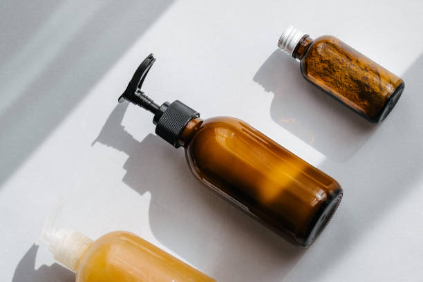 garrafas com sobrecarga de cosméticos orgânicos - human skin sparse washing face human face - fotografias e filmes do acervo