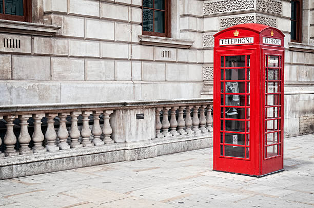 cabina telefonica rossa in londra, - telephone booth telephone london england red foto e immagini stock