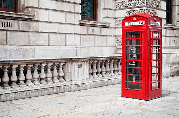 赤い電話ボックス、ロンドンで - red telephone box ストックフォトと画像