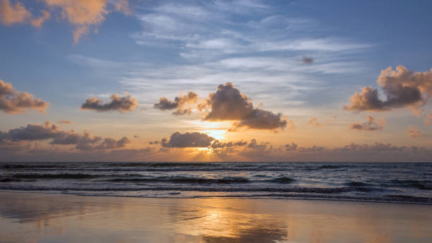 istock Sunrise in Boa Viagem beach 1058138226