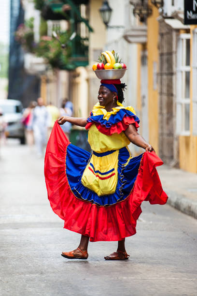 vendedor ambulante de frutas tradicionales en cartagena de indias llamado palenquera - trajes tipicos colombianos fotografías e imágenes de stock