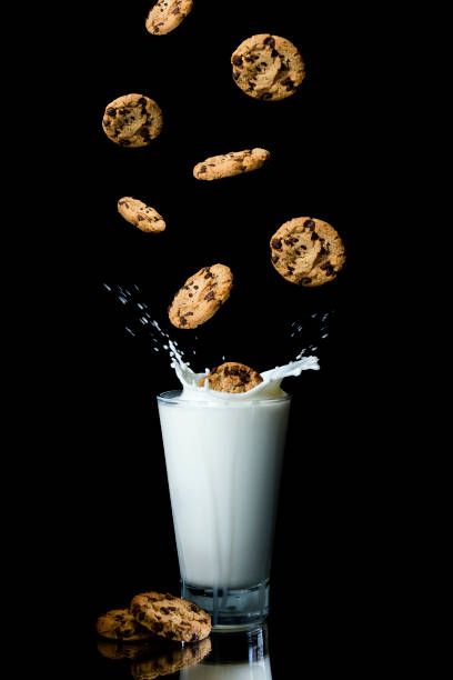 vaso de leche con galletas - drop cookies stock-fotos und bilder