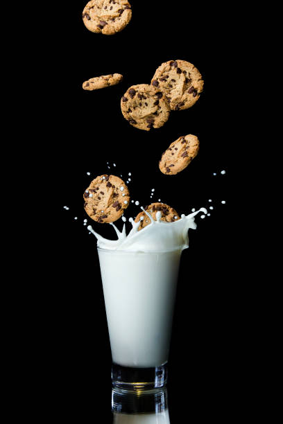 vaso de leche con galletas - drop cookies stock-fotos und bilder