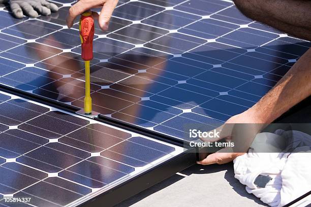 Foto de Ajuste Painéis Photovoltaic e mais fotos de stock de Cabo de alta-tensão - Cabo de alta-tensão, Eletricidade, Energia solar