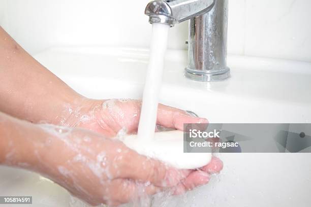 Foto de Mãos A Ser Lavada Com Sabonete e mais fotos de stock de Banheiro - Instalação doméstica - Banheiro - Instalação doméstica, Banheiro doméstico, Barra de sabão