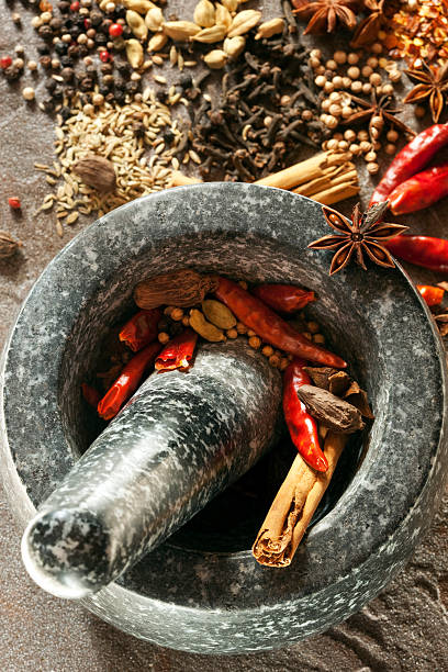 especiarias em pilão e almofariz - mortar and pestle spice seasoning coriander seed imagens e fotografias de stock