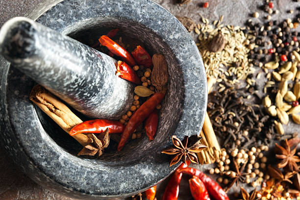 pilão e almofariz com especiarias - cardamom cinnamon mortar and pestle herb imagens e fotografias de stock