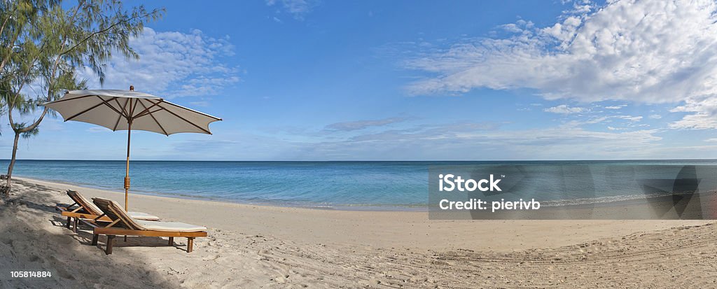 Sedie a sdraio sulla spiaggia - Foto stock royalty-free di Acqua