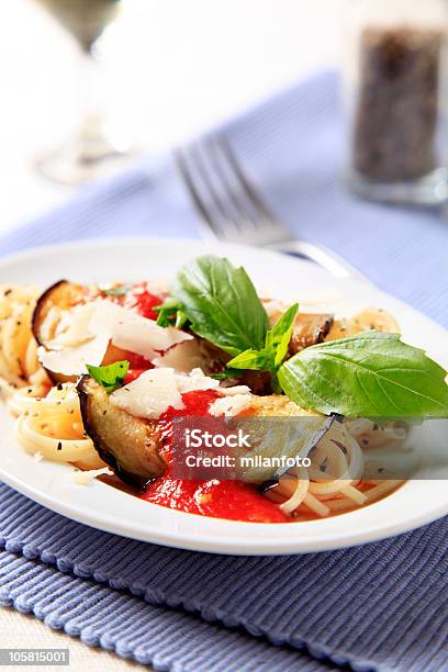 Espaguetis Pasta Con Salsa De Tomate Y Queso Parmesano Color Berenjena Asada Foto de stock y más banco de imágenes de Berenjena - Vegetal