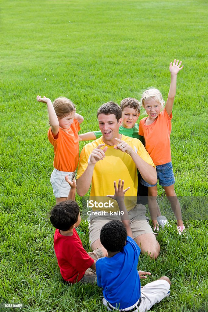 Groupe diversifié de camp d'été des enfants avec conseiller - Photo de Enfant libre de droits