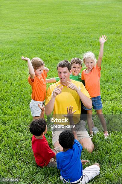 Photo libre de droit de Groupe Diversifié De Camp Dété Des Enfants Avec Conseiller banque d'images et plus d'images libres de droit de Enfant