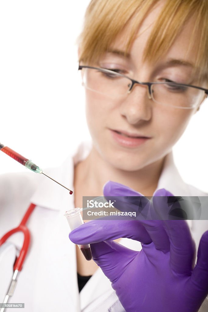 Joven doctora Tomar otras muestras de sangre, aislado - Foto de stock de Abrigo libre de derechos
