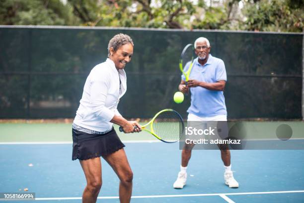 Photo libre de droit de Couple De Personnes Âgées Noir Jouant Au Tennis En Double banque d'images et plus d'images libres de droit de Tennis