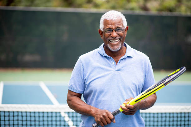 senior black man gra w tenisa - tennis active seniors healthy lifestyle senior men zdjęcia i obrazy z banku zdjęć