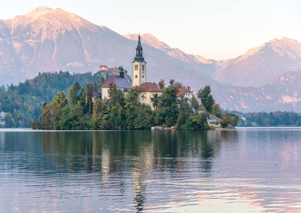 ancora lago di bled in slovenia con chiesa su un'isola al tramonto - mountain alpenglow glowing lake foto e immagini stock