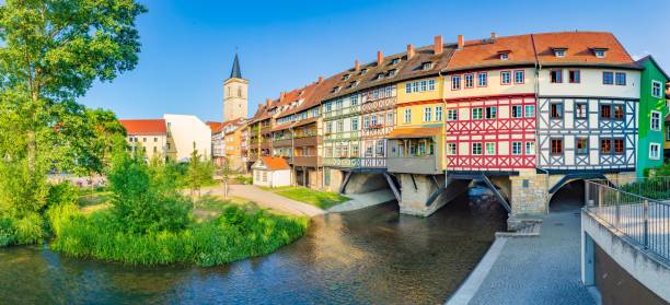 centro storico di erfurt con famoso ponte kraemerbruecke al tramonto, thueringen, germania - krämerbrücke foto e immagini stock