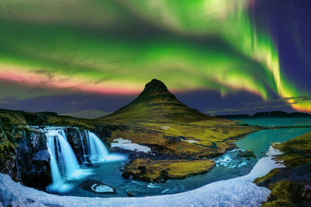 アイスランドの kirkjufell で北光、オーロラ冬の kirkjufell 山。 - aurora borealis iceland aurora polaris astronomy ストックフォトと画像