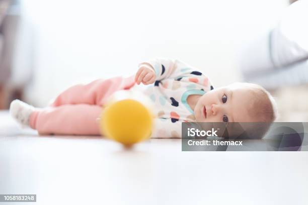 Foto de Bebê Rolando Rolando No Chão e mais fotos de stock de 6-11 meses - 6-11 meses, Alegria, Atormentado