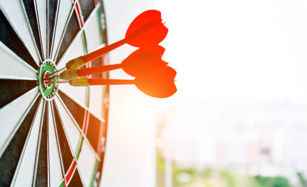 dardos con tres dardos exteriores - dart darts target bulls eye fotografías e imágenes de stock