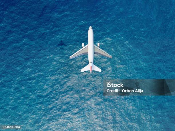 Flugzeug Fliegt Über Das Meer Stockfoto und mehr Bilder von Flugzeug - Flugzeug, Passagierflugzeug, Luftaufnahme