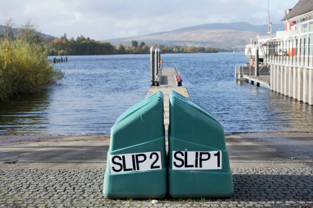 pochylnie pochylne nad jeziorem lochu dla łodzi wodnych i kajaków w lomond scotland - loch rowboat lake landscape zdjęcia i obrazy z banku zdjęć