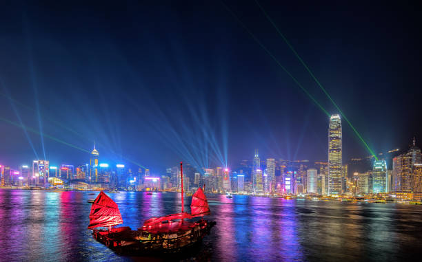 hong kong cityscape i barque w nocy pokazać nad victoria harbour. - barque zdjęcia i obrazy z banku zdjęć