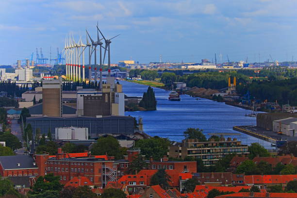 por encima de brujas con el canal hacia el horizonte del mar, del viento turbinas - casco antiguo medieval - bélgica - belgium bruges windmill europe fotografías e imágenes de stock