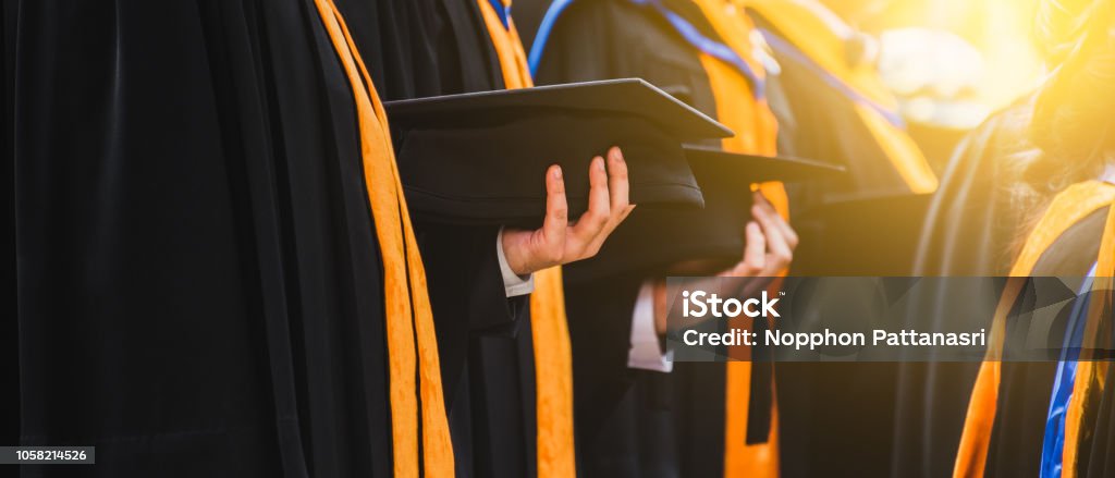 Graduado con un sombrero de cerca. Educación de éxito de concepto en la Universidad. - Foto de stock de Graduación libre de derechos