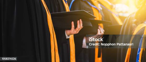 Graduado Con Un Sombrero De Cerca Educación De Éxito De Concepto En La Universidad Foto de stock y más banco de imágenes de Graduación