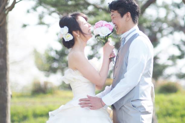 pareja de boda en la playa - lake asia young women beautiful people fotografías e imágenes de stock