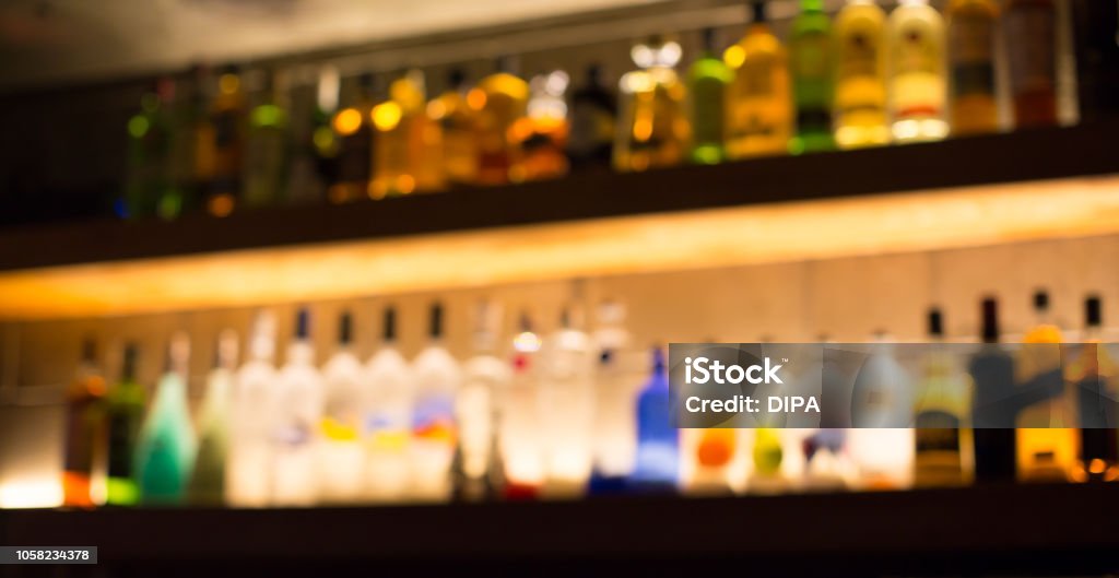 Varias Botellas De Alcohol Y Bebidas Alineados En La Pared Con Iluminación Agradable Espíritus Y Licor En Un Bar Luz Trasera Borrosa Defocused Restaurante Pub Con Bebidas Alcohólicas En Fondo De Pantalla Varias Botellas De Alcohol Y Bebidas Alineados En La Pared Con Iluminación Agradable Espíritus Y Licor En Un Bar Luz Trasera Borrosa Defocused Restaurante Pub Con Bebidas Alcohólicas En Fondo De Pantalla