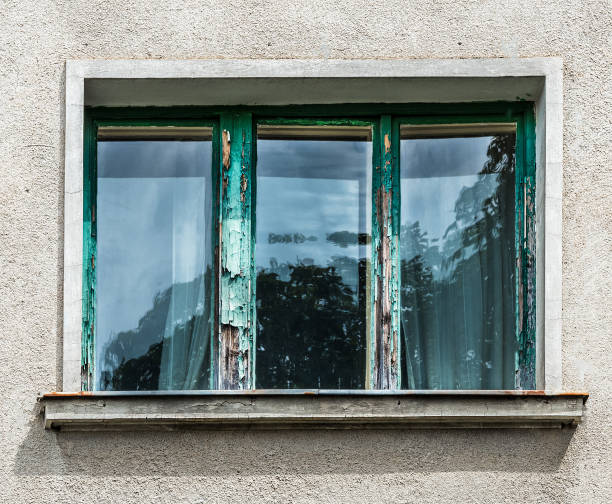 antigua ventana de madera en un edificio comunista en ruinas. - wood shutter rusty rust fotografías e imágenes de stock
