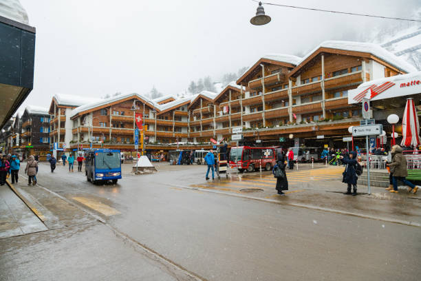 bahnhofplatz in zermatt dorf im mattertal, schweiz - switzerland hotel skiing people stock-fotos und bilder