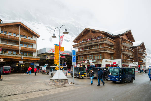 bahnhofplatz in zermatt dorf im mattertal, schweiz - switzerland hotel skiing people stock-fotos und bilder