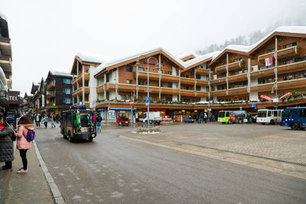 bahnhofplatz in zermatt dorf im mattertal, schweiz - switzerland hotel skiing people stock-fotos und bilder