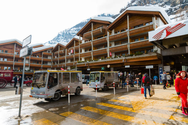 bahnhofplatz in zermatt dorf im mattertal, schweiz - switzerland hotel skiing people stock-fotos und bilder