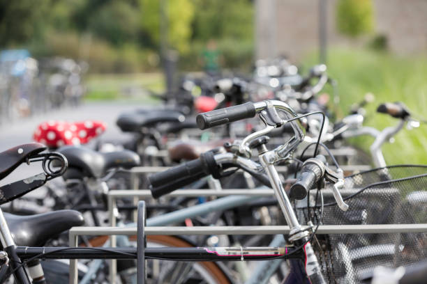 stationnement vélos - bicycle rack photos et images de collection