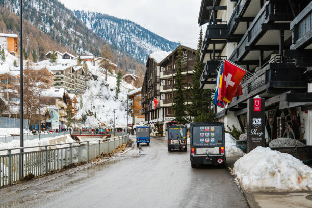 체르마트 마을 mattertal, 스위스에서 전기 밴 - switzerland hotel skiing people 뉴스 사진 이미지