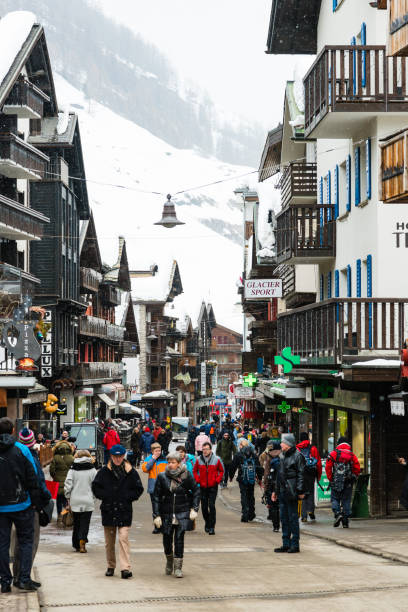 hauptstraße in zermatt dorf im mattertal, schweiz - switzerland hotel skiing people stock-fotos und bilder