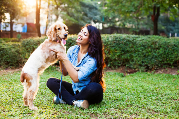 mulher indiana com seu amado animal de estimação - dog pets stroking women - fotografias e filmes do acervo