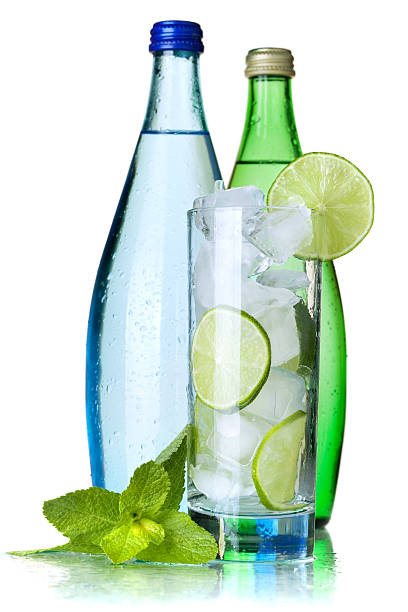verre d'eau avec citron vert et glace et de menthe - cocktail nobody close up fruit photos et images de collection