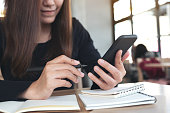 nahaufnahme-bild-einer-asiatischen-frau-halten-verwendung-und-blick-auf-smartphone-beim.jpg?b=1&s=170x170&k=20&c=TPbhFGXRKdV6u_lA-q0bGXVjmlcumBltYDkUS1DpiPI=