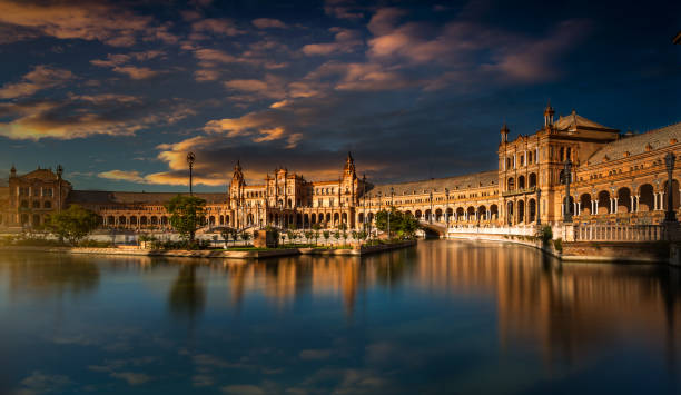 プラザ ・ デ ・ ダウンの前に立地。 - plaza de espana sevilla town square seville ストックフォトと画像