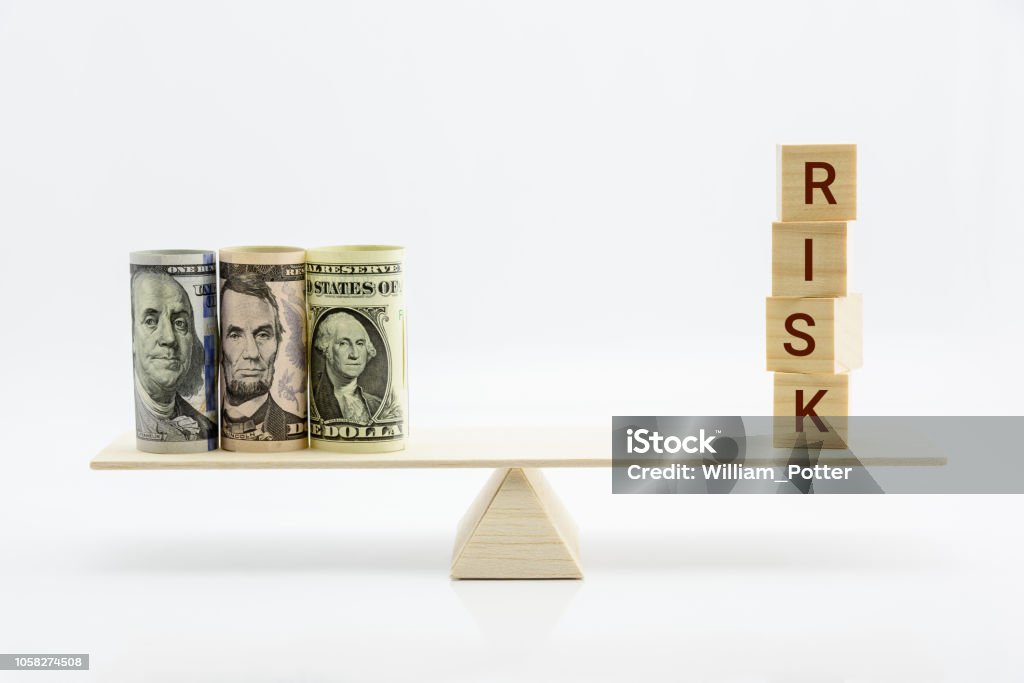 Finanzielle, wirtschaftliche Risiko und Risikowahrnehmung, Entscheidungsfindung Konzept: Dollarscheine, Risiko Holzblöcke im Maßstab grundlegende Gleichgewicht zeigt ein ungewisses Ereignis oder Bedingung, die Auswirkungen auf Ziel hat - Lizenzfrei Risiko Stock-Foto
