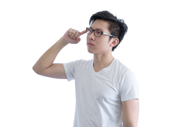 asiatique bel homme avec une chemise blanche et lunettes orange a seriuosly pensée pour nouvelle idée et succès isolé sur fond blanc et les chemins de détourage. - strengh photos et images de collection