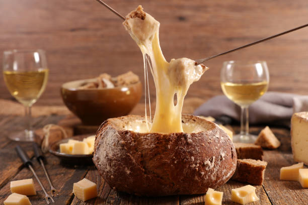 チーズフォンデュ パン丼 - swiss cheese ストックフォトと画像